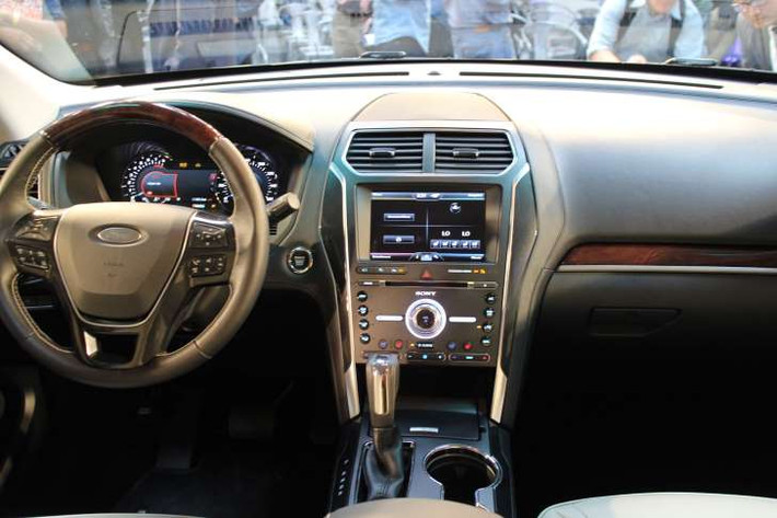 Về công nghệ, Ford Explorer 2016 gây chú ý với hệ thống giải trí MyFordTouch với các nút bấm cơ thay vì màn hình cảm ứng.