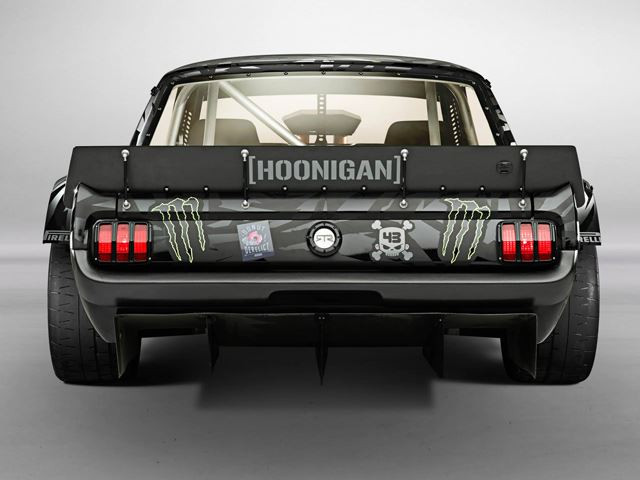 Chiếc Ford Mustang của Ken Block còn đi kèm hộp số sàn 6 cấp và hệ dẫn động 4 bánh toàn thời gian tiên tiến.