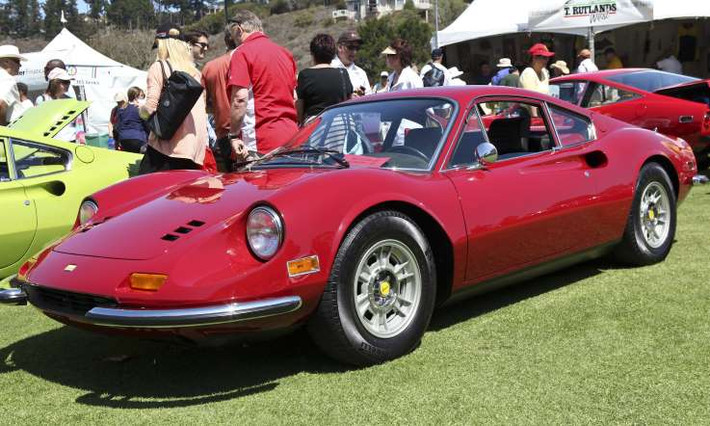 Ferrari Dino GT (1968): Đây là mẫu xe duy nhất của Ferrari được sản xuất mà không gắn logo hình con ngựa nổi tiếng của hãng. Dino GT cũng được sản xuất với số lượng hạn chế chỉ 206 chiếc.