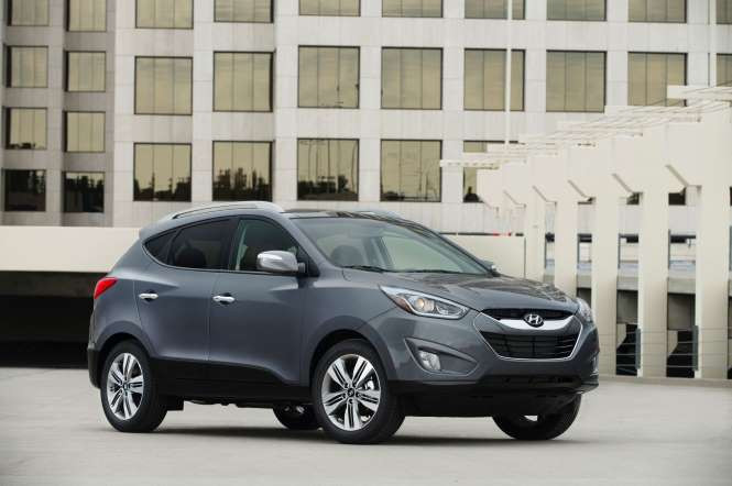 Điểm mới của Hyundai Tucson 2015 so với các dòng xe crossover cỡ nhỏ khác là nó được trang bị thêm một bộ pin nhiên liệu hydro với dịch vụ bảo dưỡng miễn phí. Trong khi đó, động cơ xăng của Tucson có 2 lựa chọn là 4 xi-lanh dung tích 2.0L hoặc 2.4L.