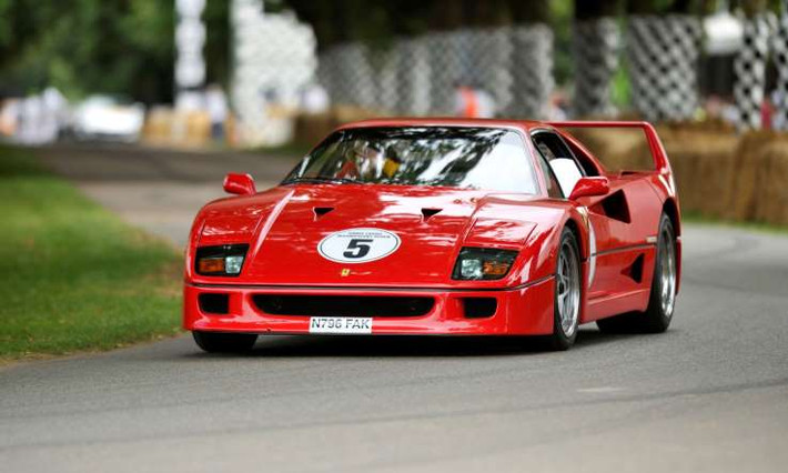 Ferrari F40 (1987): Mẫu xe này là ngôi sao sáng nhất trong làng ô tô thế giới trong những năm 1960. F40 sử dụng công nghệ của xe đua F1 và vật liệu sợi carbon. Đây cũng là mẫu xe lưu hành trên đường phố đầu tiên có tốc độ trên 300km/h.