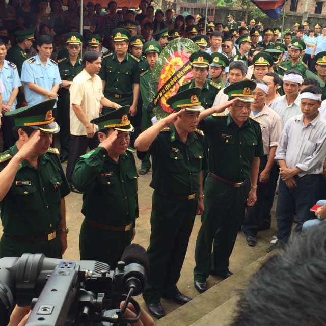 Bộ chỉ huy Biên phòng và các Phòng thuộc Bộ đội Biên phòng tỉnh Quảng Ninh phúng viếng Trung úy Đãi. Ảnh: Dân Việt.