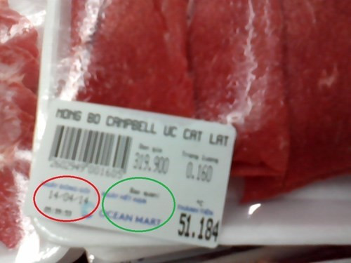 Trong ảnh là sản phẩm thịt bò được gọi là bò Úc bản tại siêu thị Ocean Mart Trung Hòa có ghi ngày sản xuất nhưng không khi hạn sử dụng. Ngoài ra, một số sản phẩm thịt gà đóng hộp, rau củ không ghi nguồn gốc xuất xứ.