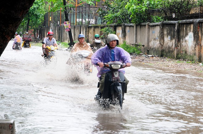 Cảnh ngập úng khiến xe cộ đi lại rất khó khăn.