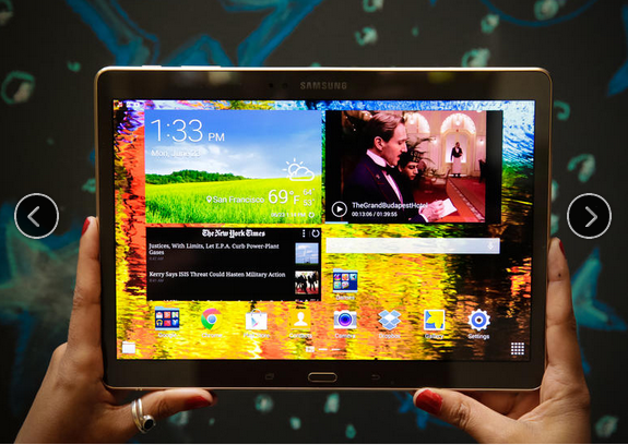 4. Samsung Galaxy Tab S Tab S đi kèm với các model 10.5 inch và 8.4 inch, và màn hình siêu AMOLED, màu sắc sống động và độ tương phản bắt mắt. Độ phân giải cũng là điểm mạnh của Tab S, ngoài ra, máy có khả năng mở nhiều cửa sổ cùng lúc và hàng trăm ứng dụng miễn phí đang đợi bạn.