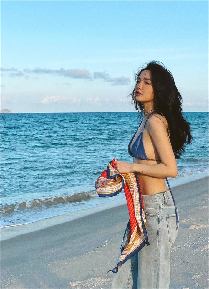 Thời điểm mới vào nghề, Bích Phương sở hữu ngoài hình tròn trịa, mũm mĩm. Nhờ áp dụng chế độ ăn kiêng khoa học, kiên trì tập luyện yoga suốt nhiều năm, ca sĩ 8X đã có được thân hình thon gọn, gợi cảm. Bích Phương cũng từng thừa nhận cô đã can thiệp thẩm mỹ để hoàn thiện nhan sắc hơn (Ảnh: Facebook nhân vật).