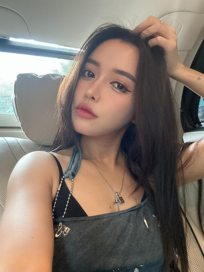 Song song đó, nữ ca sĩ còn khiến nhiều người ngưỡng mộ bởi cuộc sống sung túc, ở căn hộ cao cấp, đi xe tiền tỷ (Ảnh: Facebook nhân vật).
