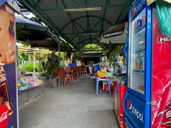 Khuôn viên phía trên chuồng hổ vốn được xây dựng để người tham quan có chỗ nhìn xuống chuồng nay đã bị chiếm dụng làm quán nước, bàn ghế, hàng hóa bày tràn lan chiếm gần hết lối đi lại.