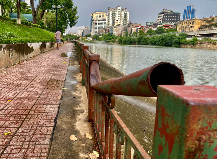 Lan can cạnh bờ hồ rỉ sét, móp méo tiềm ẩn nhiều nguy cơ mất an toàn cho người tham quan.