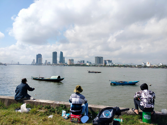 Các cửa sông ven vịnh Đà Nẵng đang vào mùa cá đối, một loài cá nước lợ thịt thơm ngon.