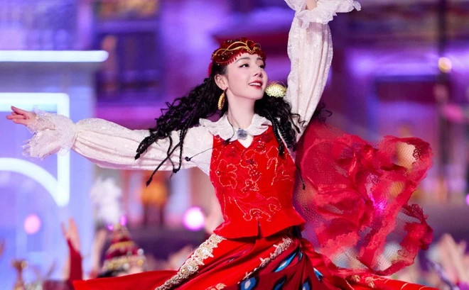 Ngày 9/2, Sina đưa tin chương trình ca múa nhạc Xuân Vãn chào đón năm mới được phát sóng trực tiếp trên đài truyền hình trung ương Trung Quốc CCTV luôn nhận được sự quan tâm chú ý của công chúng mỗi tối Giao thừa. Năm nay, Địch Lệ Nhiệt Ba đã trở về quê hương để chuẩn bị cho màn trình diễn của mình.