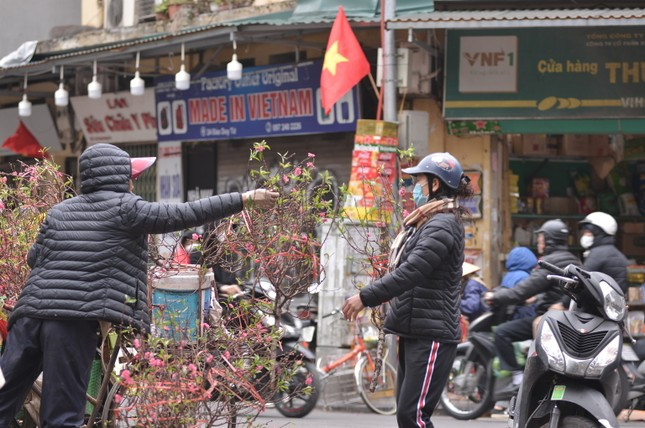 Ở khu phố cổ, chợ hoa Tết có phần tấp nập hơn, nhưng chủ yếu là bán cành nhỏ, cành cắm ban thờ. Chỉ từ 80.000 đồng, khách đã có thể rước cành đào về trưng Tết.