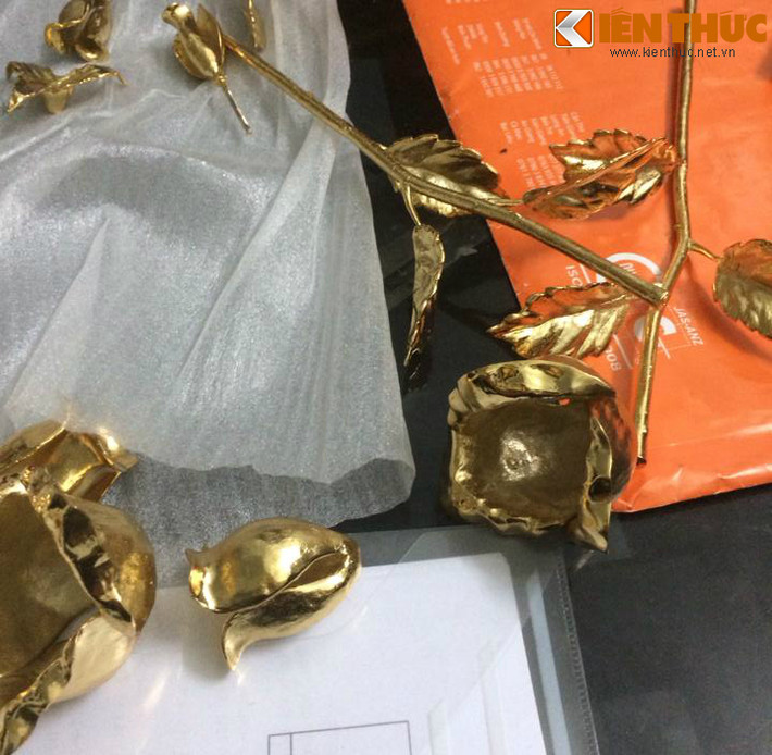 Phần cuống hồng có ren nối với bông giúp dễ dàng tháo lắp và cất gọn khi đi xa.