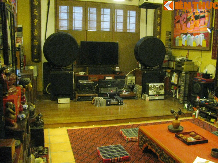 Sở hữu căn nhà khang trang 3 tầng mặt phố Sơn Tây (quận Ba Đình, Hà Nội), anh Quách Đông Phương dành phần lớn không gian tầng 2 làm nơi thưởng thức âm nhạc, phim ảnh với dàn âm thanh chất lượng tuyệt vời như một dàn nhạc biểu diễn. Đây cũng là không gian anh Phương trưng bày những chiếc loa thuộc hàng "khủng", không chỉ có giá trị lịch sử mà còn đạt độ chuẩn về chất lượng âm thanh.