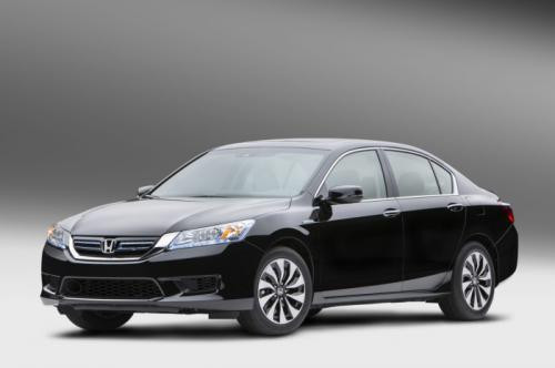 Ngoài ra, Accord Hybrid 2014 của Honda cũng được trang bị động cơ Atkinson 2.0L 4 xi-lanh và được phòng bị bởi môtơ điện 166 mã lực, cho phép chiếc xe tiêu thụ trung bình 5 lít/100km.