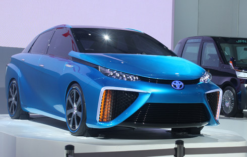 Toyota có mẫu FCV chạy điện chạy được quãng đường 500 km trước khi phải nạp lại. Hãng xe Nhật cho biết, gói pin cho công suất ít nhất 134 mã lực nhưng xe chỉ thải ra hơi nước từ ống xả.