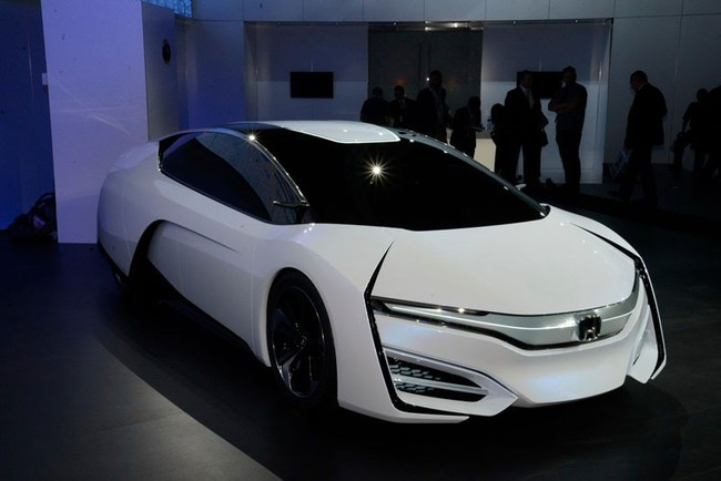 Trong phân khúc xe ôtô điện, Honda có xe FCEV với hình dáng lạ. Xe trang bị hệ thống pin nhiên liệu hydro, tạo ra công suất tối đa 100 kW, tương đương hơn 134 mã lực. Mật độ năng lượng của cụm pin là 3 kW/lít. Ngoài ra, kích cỡ cụm pin còn giảm 33% nên nhỏ gọn và nhẹ hơn.