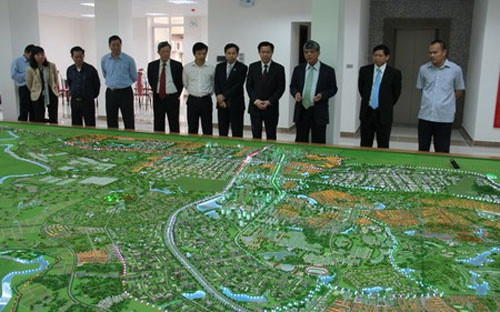 Dự án Tổ hợp công nghệ cao Samsung Thái Nguyên được xây dựng tại Khu công nghiệp Yên Bình trên tổng diện tích 100 ha. Mọi thông tin về dự án được Samsung giữ bí mật cho đến tháng 2/2013, Samsung ký hợp đồng thuê đất với chủ đầu tư của Khu công nghiệp Yên Bình. Ảnh: Đoàn công tác Ban Kinh tế Trung ương và lãnh đạo tỉnh Thái Nguyên thăm sa bàn khu tổ hợp Yên Bình nơi xây dựng dự án.