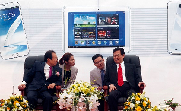Về phía Samsung, ông J.K Shin, Chủ tịch kiêm Tổng giám đốc ngành Công nghệ thông tin và Truyền hình di động của Samsung nhận định: Dự án đầu tư tại Thái Nguyên thể hiện cam kết đầu tư lâu dài của Samsung tại Việt Nam. Thông qua hoạt động sản xuất kinh doanh của mình, Samsung tiếp tục nỗ lực đóng góp vào sự phát triển kinh tế xã hội ở Việt Nam. Ảnh: Thủ tướng Nguyễn Tấn Dũng tọa đàm với ông J.K Shin (trái).