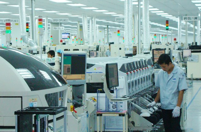 Theo kế hoạch, tháng 2/2014, dự án sẽ vận hành thử và đến tháng 3/2014, dự án chính thức vận hành thương mại. Ảnh: Một góc dây chuyền sản xuất tại nhà máy Samsung ở Bắc Ninh tương tự như ở nhà máy Samsung Thái Nguyên.