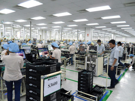 Vụ việc khiến phía Samsung lo ngại vì chỉ còn chưa đầy 2 tháng nữa nhà máy sẽ đi vào hoạt động. Sau vụ việc, Samsung xúc tiến để thúc đẩy nhanh chóng tiến độ dự án. Đến ngày 10/3, nhà máy sản xuất điện thoại của Samsung tại Thái Nguyên chính thức chạy dây chuyền đầu tiên. Ảnh: Dây chuyền sản xuất điện thoại ở Samsung Bắc Ninh.
