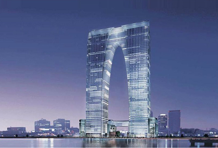 Tòa tháp đôi Cánh cổng phương Đông ở Tô Châu, tỉnh Giang Tô (Trung Quốc): Công trình được các kiến trúc sư người Anh nhận định là sự kết hợp giữa kiến trúc thuần túy phương Tây và sự tinh tế của Trung Quốc. Tuy nhiên, những người Trung Quốc lại đặt cho tòa nhà biệt danh là "cái quần lót dài" vì kiến trúc khá lạ mắt của nó.