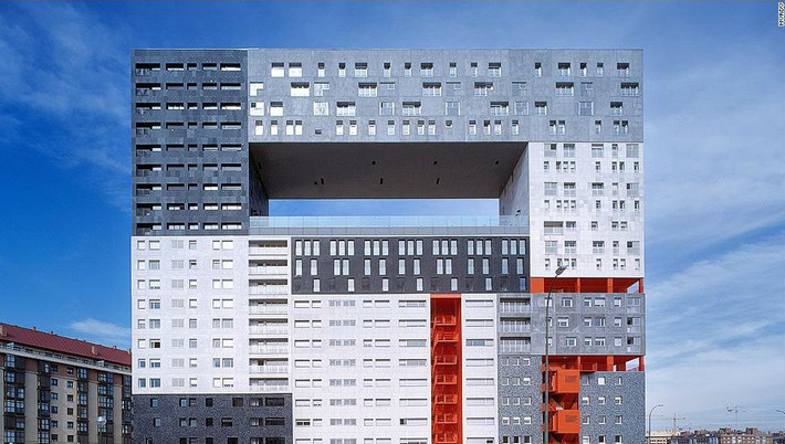 Tòa nhà Edificio Mirador (Tây Ban Nha): Công trình tọa lạc tại Madrid, do các kiến trúc sư Đan Mạch thiết kế. Tòa nhà trông hơi "vô duyên" với lỗ thủng ở giữa và cách phối màu sơn chẳng có gì ăn nhập với nhau.
