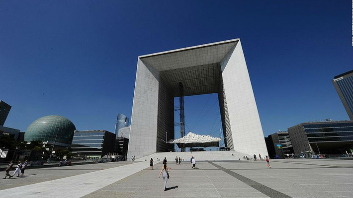 La Grande Arche de la Défense: Năm 1982, Tổng thống Pháp François Mitterrand tổ chức cuộc thi thiết kế mang tầm quốc tế để lựa chọn một thiết kế độc đáo nhất cho công trình biểu tượng ở La Défense. Hai kiến trúc sư Đan Mạch đã giành chiến thắng với thiết kế Grande Arche (có nghĩa là Cổng vòm lớn). Grande Arche mô phỏng theo mô hình của Khải Hoàn Môn, có chiều dài 112 m, rộng 106,9 m và cao 112 m.