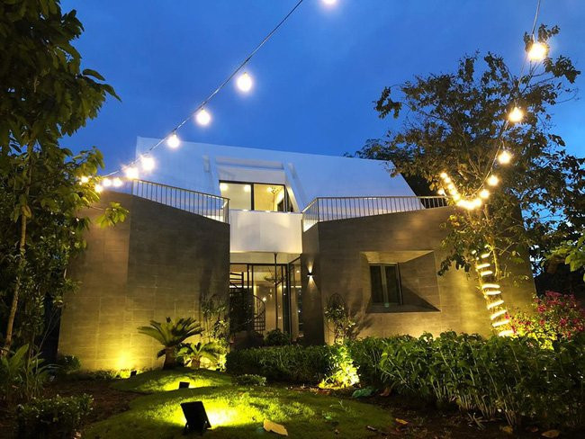 Trong nhà đặc biệt gây ấn tượng với cầu thang xoắn ốc, nhìn từ trên cao xuống trông nó vô cùng độc đáo, làm tăng tính nghệ thuật cho toàn bộ ngôi nhà.