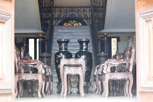 Nội thất có một số đồ cổ giá trị cao.