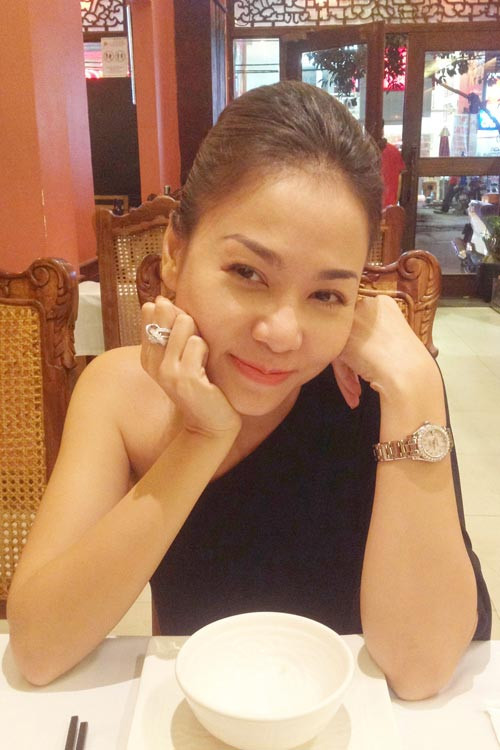 Một "bộ sưu tập" tiền tỷ khiến mọi người phát thèm nữa của Thu Minh đó là bộ đôi nhẫn có tổng giá trị lên tới 6 tỷ đồng. Một trong hai chiếc nhẫn này đính đầy kim cương và được khẳng định là nhẫn đính hôn ông xã tặng.