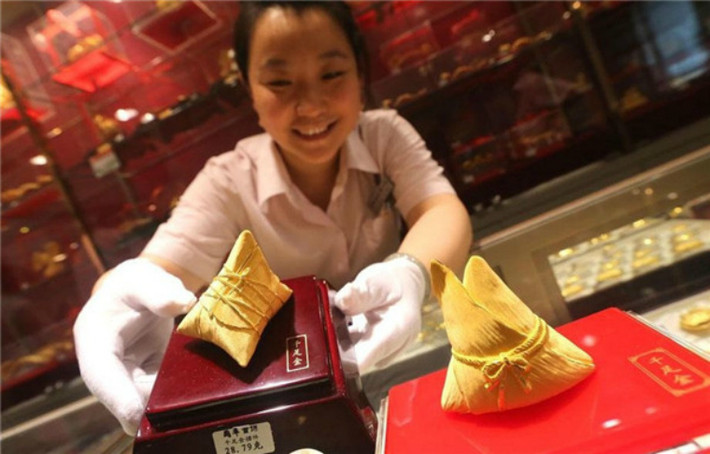 Vàng Zongzi rao bán tại một cửa hàng ở Bắc Kinh ngày 25/5 năm nay. Zongzi là 1 món ăn truyên thống của Trung Quốc trong lễ hội Duanwu.
