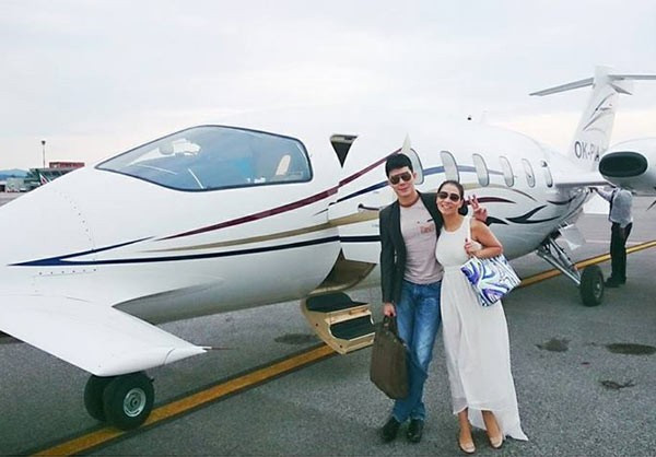 ...Và càng sốc hơn nữa khi những hình ảnh về chiếc siêu máy bay của riêng cô lại vừa bị "rò rỉ". Chiếc máy bay cá nhân này thuộc dòng Piaggio P.180 Avanti II có giá niêm yết trên các trang web hàng không lên đến gần 6 triệu USD (127 tỷ đồng). Tuy nhiên, theo một nguồn tin, chiếc máy bay của vợ chồng Thu Minh có giá tổng cộng lên đến 14 triệu USD (hơn 297 tỷ đồng) nếu tính cả thuế và các thiết kế nội thất được đặt hàng riêng theo sở thích chủ nhân.