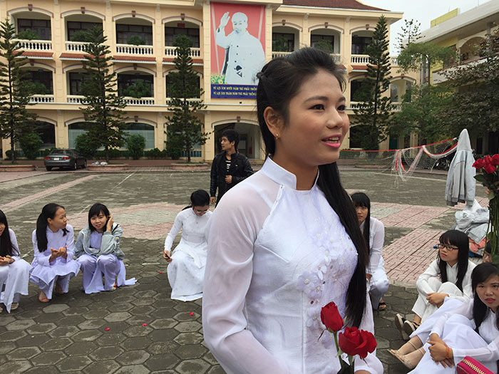 Còn em Nguyễn Thị Kim Oanh, học sinh 12 Văn, cho biết: "Không thể nói hết niềm vui của chúng em khi biết tin này. Đây không phải là lần đầu tỉnh Nam Định tỏa sáng. Mới đây, mọi người cũng biết đến bạn Nhật Thủy đạt quán quân Vietnam Idol. Nay lại là vương miện cao quý của Kỳ Duyên vừa đạt được. Em hy vọng rằng, chiến thắng của Duyên sẽ giúp các bạn học sinh Lê Hồng Phong cũng như học sinh Nam Định khác tự tin thể hiện mình trong mọi cuộc thi, mọi lĩnh vực".