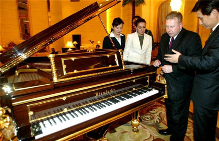 Chiếc đàn piano Bosendorfer bằng vàng.