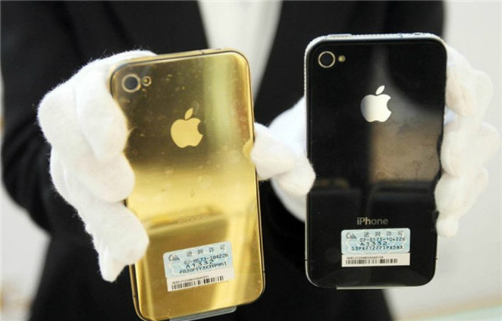 Chiếc điện thoại thông minh Iphone 4 bằng vàng và bạch kim được trưng bày tại Thanh Đảo, Sơn Đông ngày 25/3/2011.