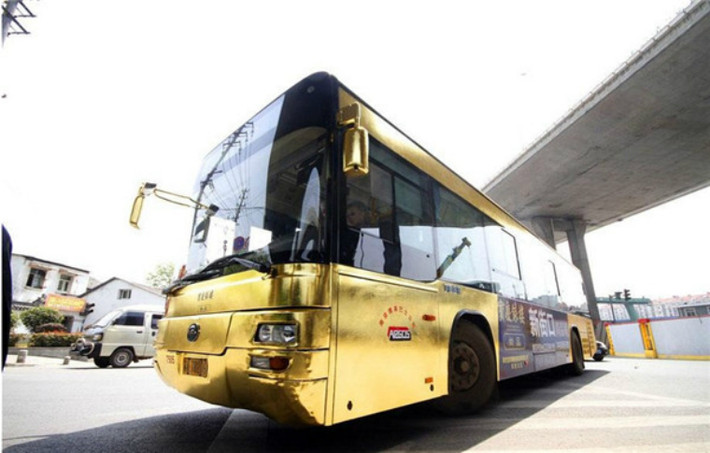 Chiếc xe buýt bọc vàng tại Nam Kinh, tỉnh Giang Tô.