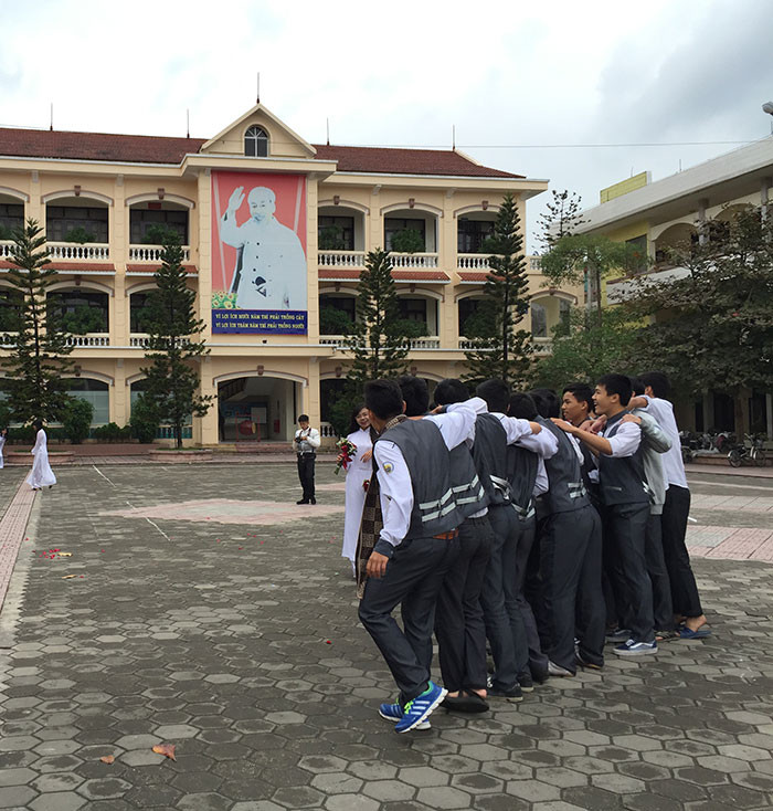 Ai cũng muốn nhanh chóng đến ngày đi học trở lại để cùng toàn trường chúc mừng niềm vui mà Kỳ Duyên vừa mang lại.