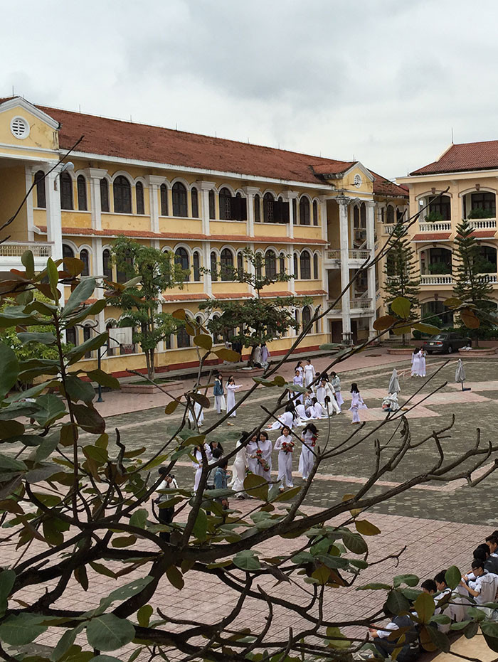 Một số ít học sinh Lê Hồng Phong có mặt tại trường hôm nay đều không khỏi vui mừng và tự hào khi được hỏi về cảm giác trước thông tin Kỳ Duyên giành vương miện Hoa hậu lần đầu tiên cho tỉnh Nam Định. Trong mắt các bạn cùng trường, Kỳ Duyên luôn là điểm sáng nổi bật nhất.
