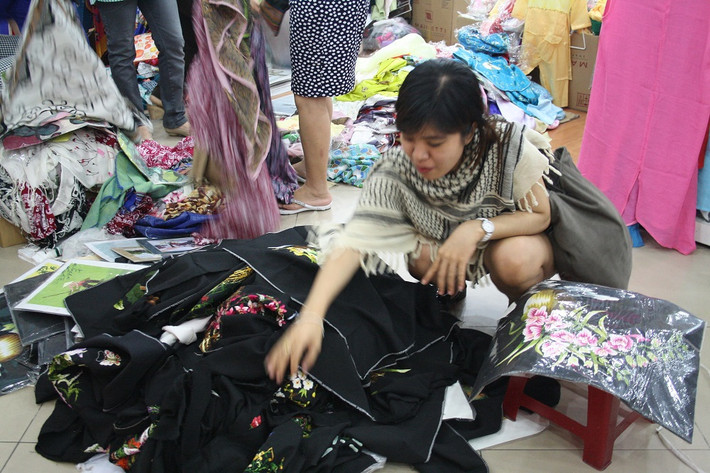 Trong cuối giờ trưa, đầu giờ chiều nay, nhiều khách hàng vẫn tấp nập đến thương xá để săn hàng khuyến mãi và chụp hình lưu niệm lần cuối.