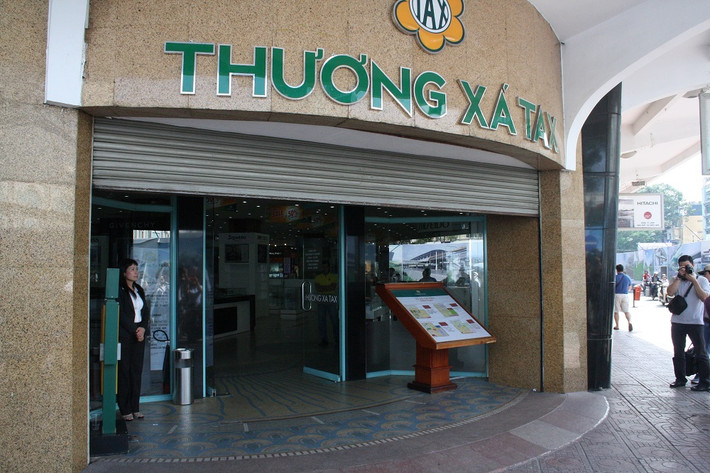 Đúng 14h, phía Ban quản lý tiến hành đóng hai cửa chính phía đường Nguyễn Huệ và Lê Lợi để tập trung cho việc di dời.