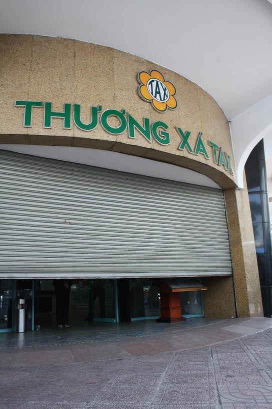 Cánh cửa bắt đầu hạ xuống...