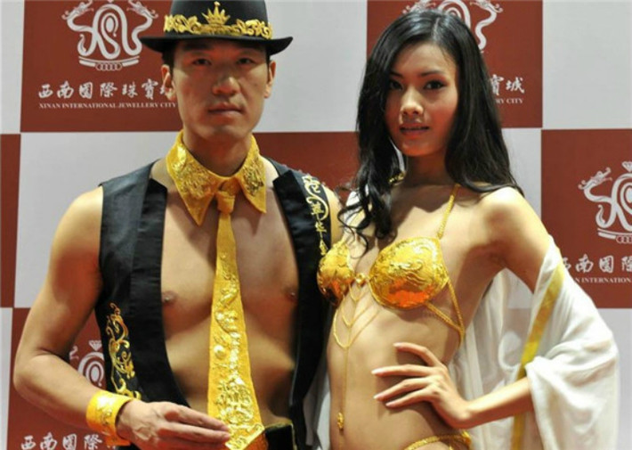 Mẫu đồ lót vàng và các phụ kiện đi kèm có giá hơn 4 triệu nhân dân tệ.
