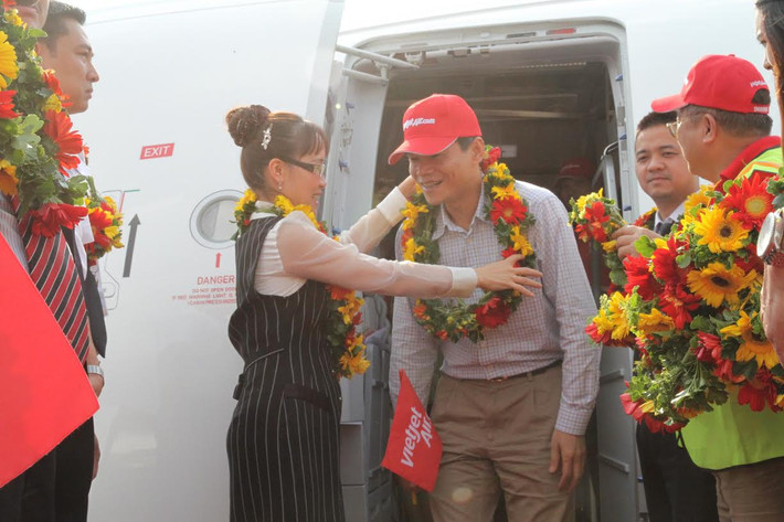 Đại diện lãnh đạo sân bay, các đối tác, công ty thành viên, ban lãnh đạo và nhân viên Vietjet vui mừng trước sự kiện này.