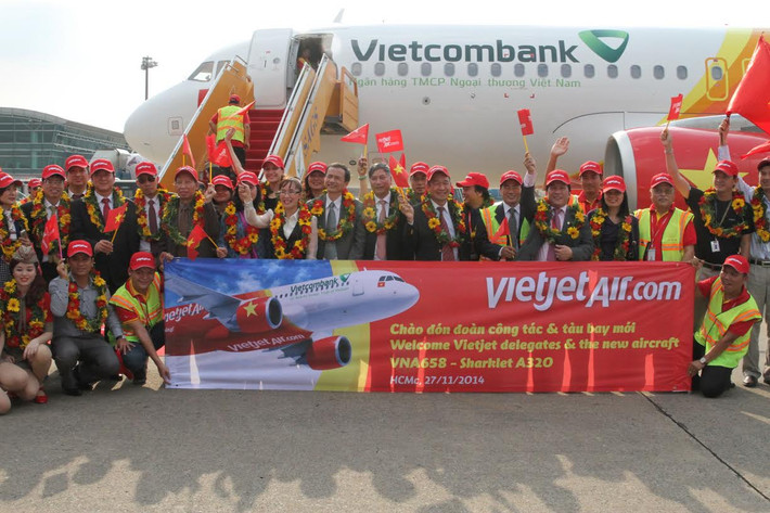 Dễ dàng nhận thấy biểu tượng của Ngân hàng Viecombank được in trên máy bay của VietJet.
