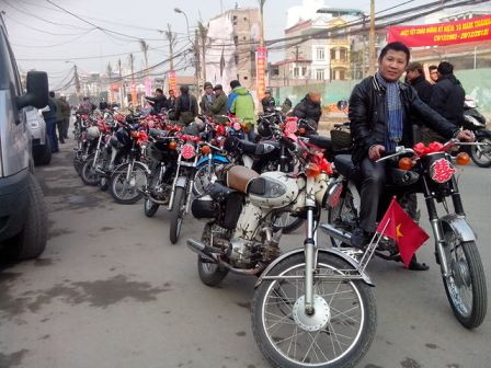 40 chiếc Honda 67 được trang trí đẹp với chữ Song Hỷ ở đèn và dàn thành 2 hàng dài.