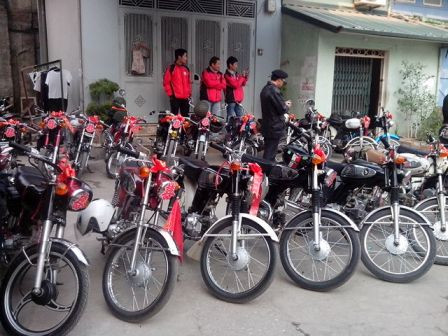 Đám rước dâu xuất phát từ nhà chú rể ở Phố Trương Định và diễu hành