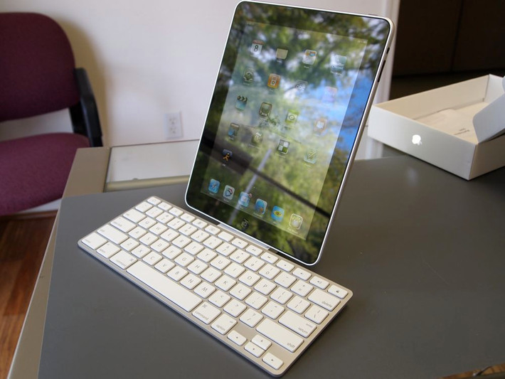 Chiếc iPad gặp khó khăn trong soạn thảo văn bản do không nhập ký tự nhanh như laptop. Vì thế, khi cần, nhiều người vẫn trang bị thêm bàn phím (keyboard) cho máy tính bảng để giải phóng phần màn hình mà bàn phím ảo chiếm dụng. Tuy nhiên, không phải ai cũng tìm hiểu đầy đủ về sản phẩm này.
