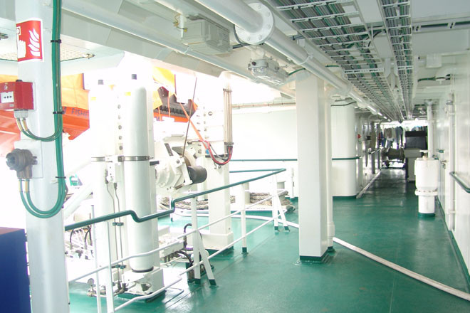 Tàu được đóng mới theo thiết kế và chuyển giao kỹ thuật của Damen (Hà Lan) với tiêu chuẩn Châu Âu. Ảnh: Hệ thống lan can boong tàu thiết kế hiện đại.