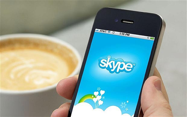 1. Skype Skype tiện lợi vì có thể sử dụng trên tất cả hệ điều hành của smartphone. Skype kết nối trực tiếp 2 thiết bị cần liên lạc chứ không thông qua máy chủ. Nhờ đó chất lượng cuộc gọi cũng như nhắn tin luôn ở mức tốt và ổn định. Điểm trừ của Skype là sẽ không gửi tin nhắn cho những người đang offline.